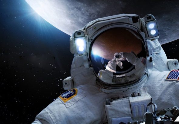 news-hq-astronaut-moon2