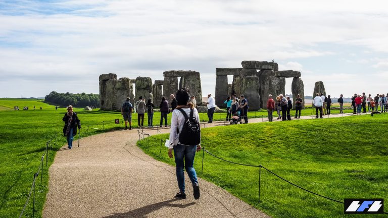 tourists-visiting-ruins-of-stonehenge